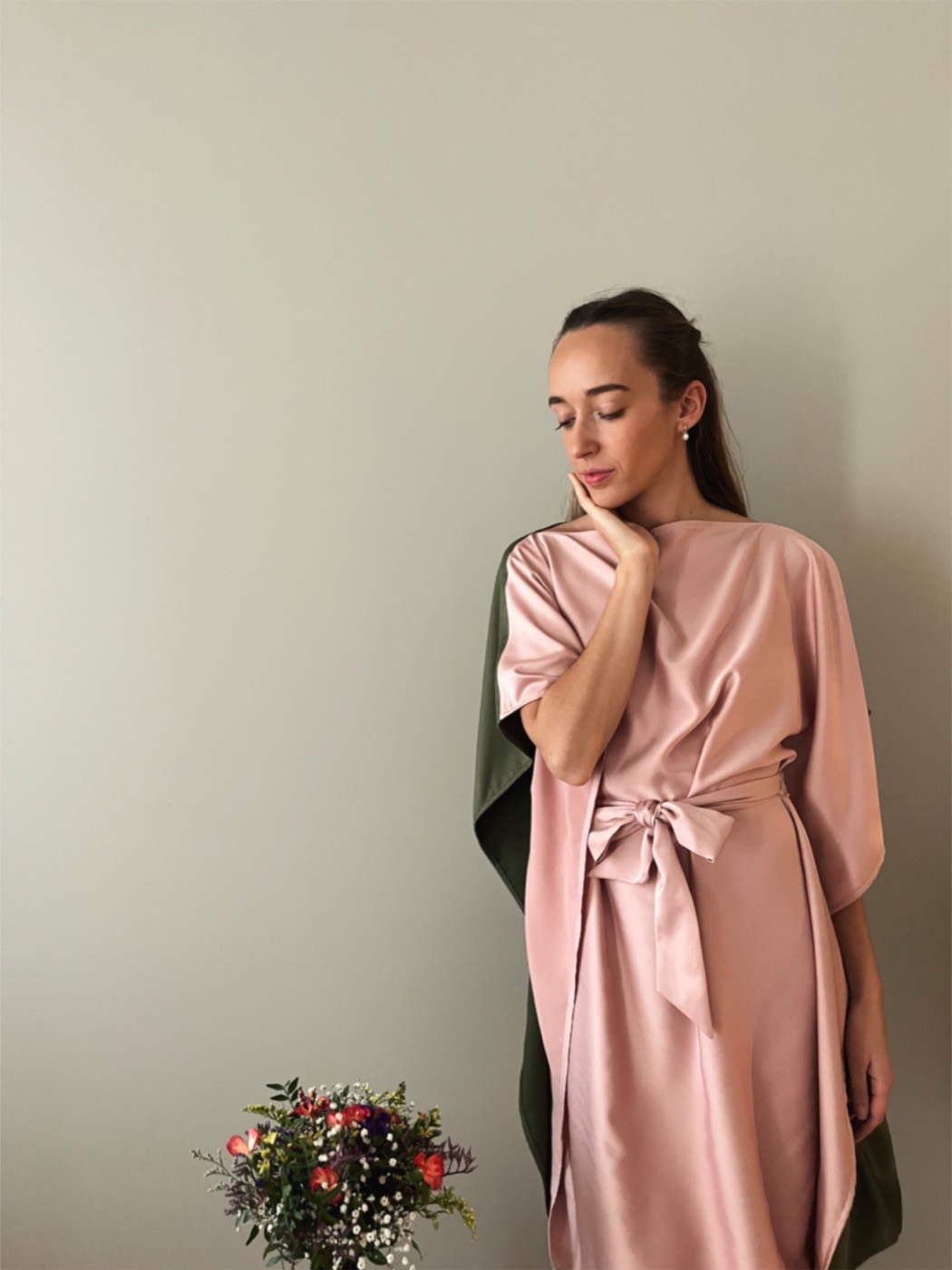 Rose micro-satin dress, its green back showing at the sleeve